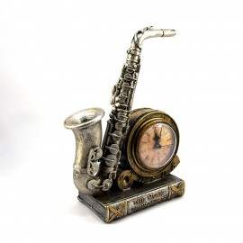 Часовник саксофон върху книга сив 