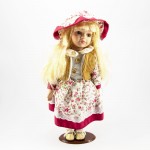 Порцеланова кукла момиче с шапка