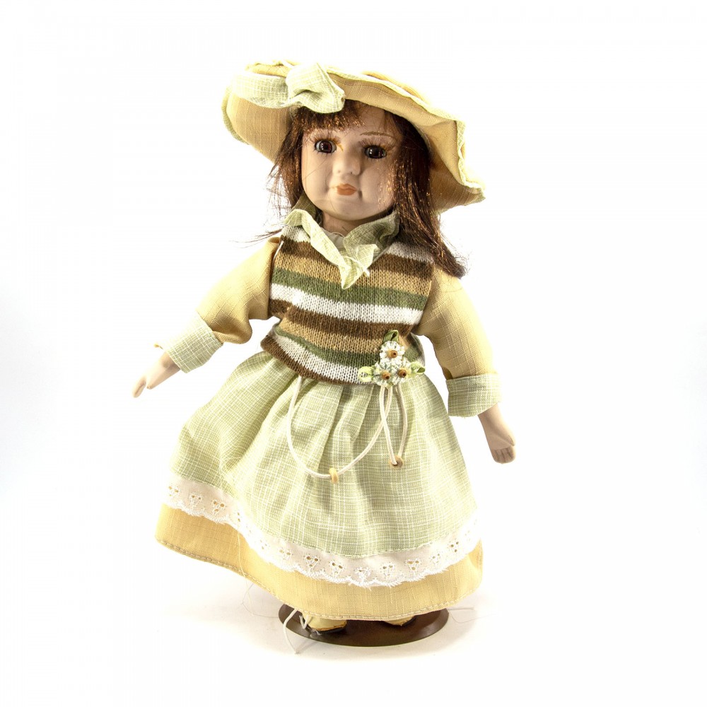 Порцеланова кукла момиче с капела